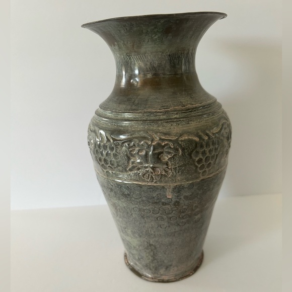 Vintage 10” Hosley Pickled Finish Metal Embossed Grape Design Vase - NWT - Picture 7 of 8